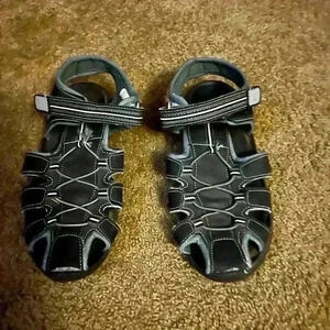 Boys sandals- size 4
